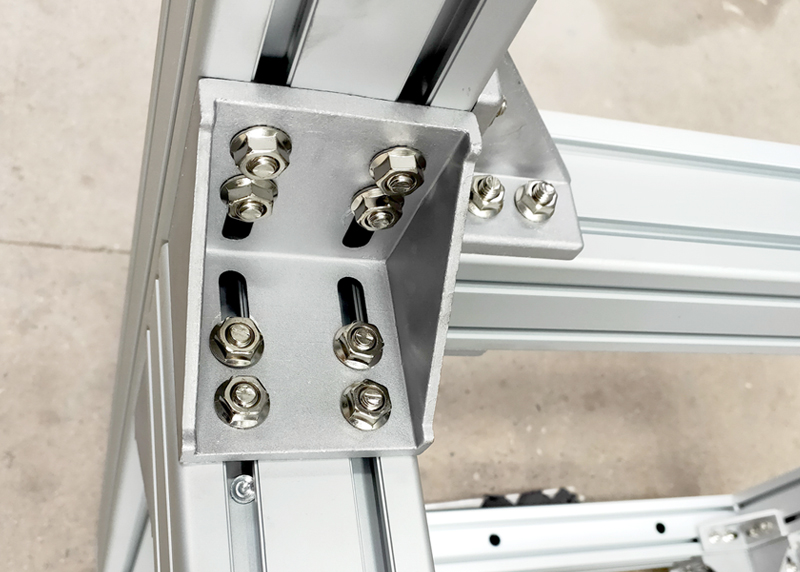 鋁合金型材在經(jīng)過(guò)加工后主要都是用來(lái)安裝成鋁框架的，這樣的鋁框架在生活中已經(jīng)到處可見了。像一些白板架、貨架、吸煙亭等等都是用鋁型材加工安裝的，非常美觀大方。本文我們要討論的是鋁型材連接方式對(duì)鋁型材報(bào)價(jià)的影響。