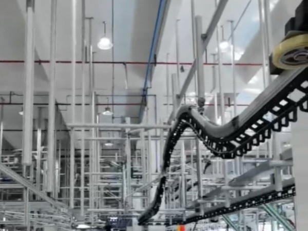 以前對比現(xiàn)在，服裝單軌框架吊掛系統(tǒng)的出現(xiàn)